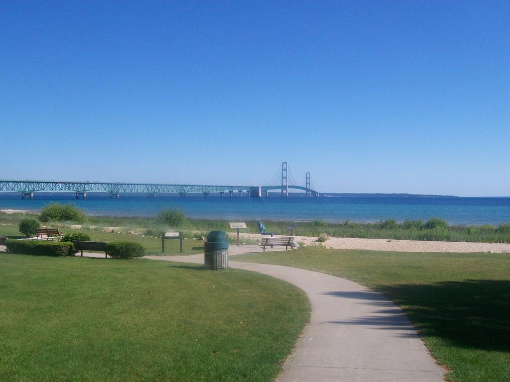 Bayside Hotel Of Mackinac Mackinaw City Exterior photo